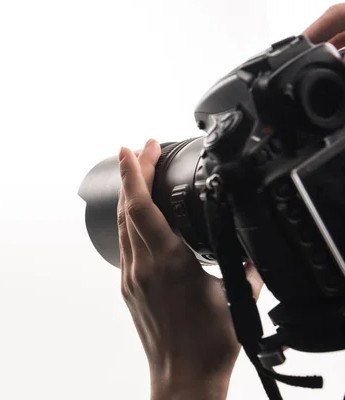 BTS Photographie -Alternance depositphotos 319605568 stock photo cropped view photographer working digital